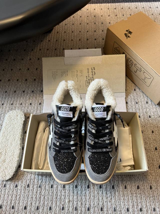 Ggdb 脏脏鞋毛鞋 Ootd 可爱的真羊羔毛 这几天被Ggdb Ballstar系列羊毛小脏鞋种草了，赶紧来分享给你们 狠狠爱了，隐形增高拒绝被调侃的尴尬，众