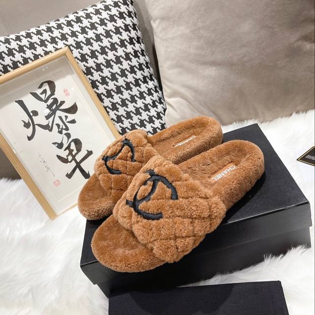 工厂p出 官网同步最新款 方格3D立体电绣款 香奈儿 秋冬款懒人时尚、优闲风系列潮款香香毛拖，只做真皮毛，专柜品质 1:面料：真皮羊羔毛 2:面版：方格3D立体