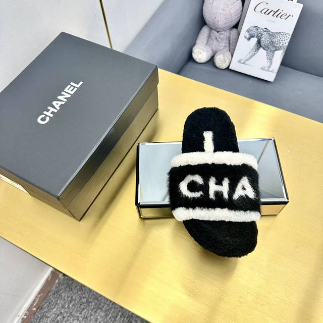 Chanel 香奈儿 白色刺绣条纹Logo加绒毛里一字平底拖鞋秋冬新款羊毛拖鞋 让我重新爱了它一次！这季节美鞋太多这款毛拖真的是让我无法自拔真太可爱了～ 面料：