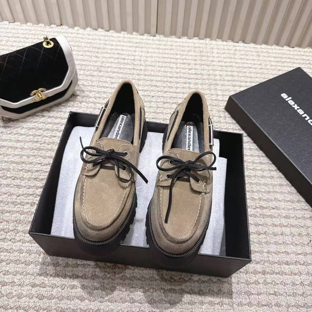 Alexander Wang 秋冬最新走秀爆款系列 厚底设计，不仅增添了高度，更赋予你强大的气场。每一步都如同踩在时尚的云端， 鞋面:进口牛皮 内里:进口牛皮里