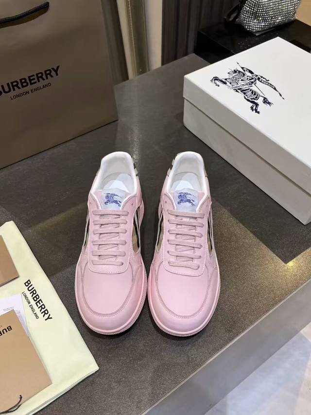 女 男+10！ 意大利制造的运动鞋，采用光滑小牛皮制成，搭配撞色袖口和侧拼接，采用我们标志性的沙质配色，编织有博柏利格纹。该款式带有马术骑士设计标签，鞋底印有博