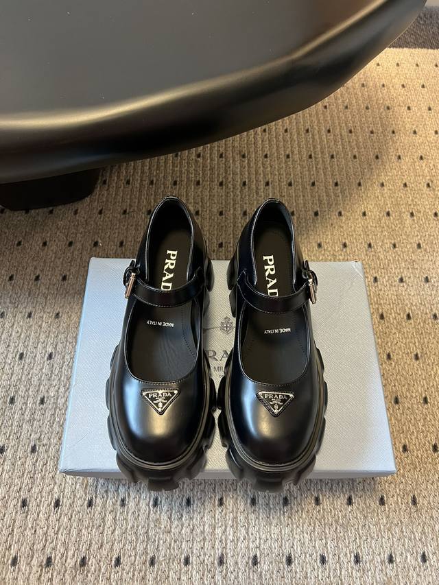 prad* 普拉达25Ss新款厚底玛丽珍单鞋 复古时髦前卫的轮齿厚底鞋底搭配牛皮鞋面让整双鞋轻便舒适 鲜艳色彩 满足不同风格时髦人士的多种选择！标志性Logo印