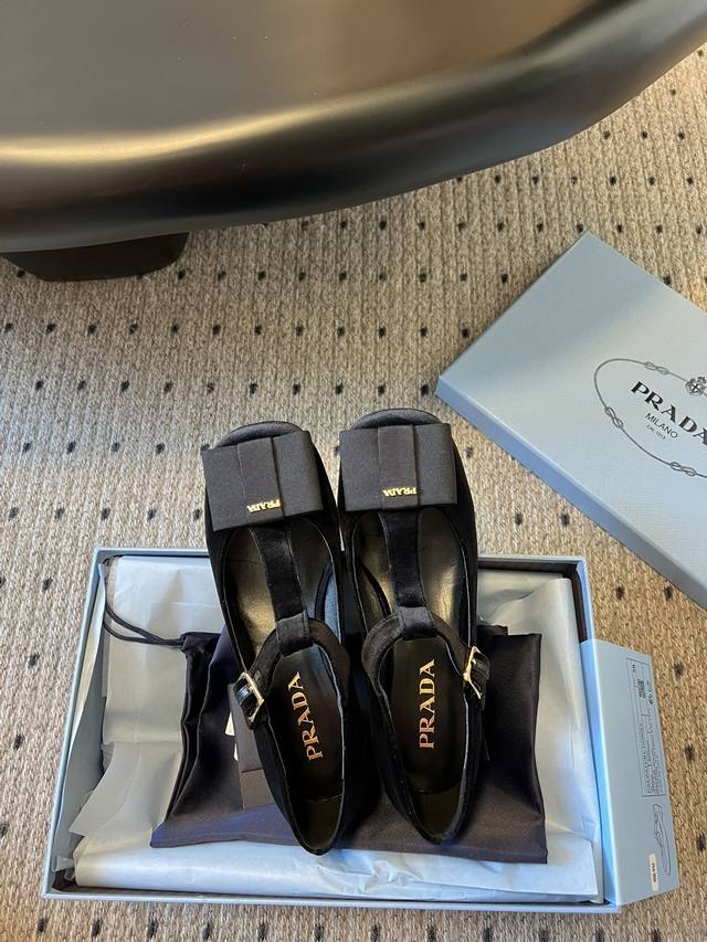 prad*普拉达 25年早春新款粗跟单鞋女鞋圆头蝴蝶结玛丽珍 经典时尚配色 毫不费力的优雅风来袭 时髦 精致绝美包头 外穿时尚气质简约新款日常拖鞋美出高级感，上