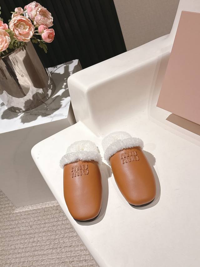 出厂价p Miumiu25秋冬新款进口羊毛拖鞋 简约造型，超轻原版开模鞋底，脚感妥妥满分好穿好搭， 鞋面：羊皮 内里：进口羊毛 Size: #35-41 40