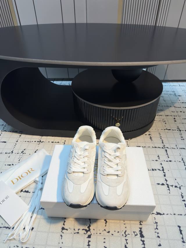 dior迪奥C'est系列 情侣款 厚底 休闲运动鞋 原版购入开发 做货 这款 C'est Dior 运动鞋设计醒目时尚。采用白色牛皮革等材质精心制作，鞋面两侧