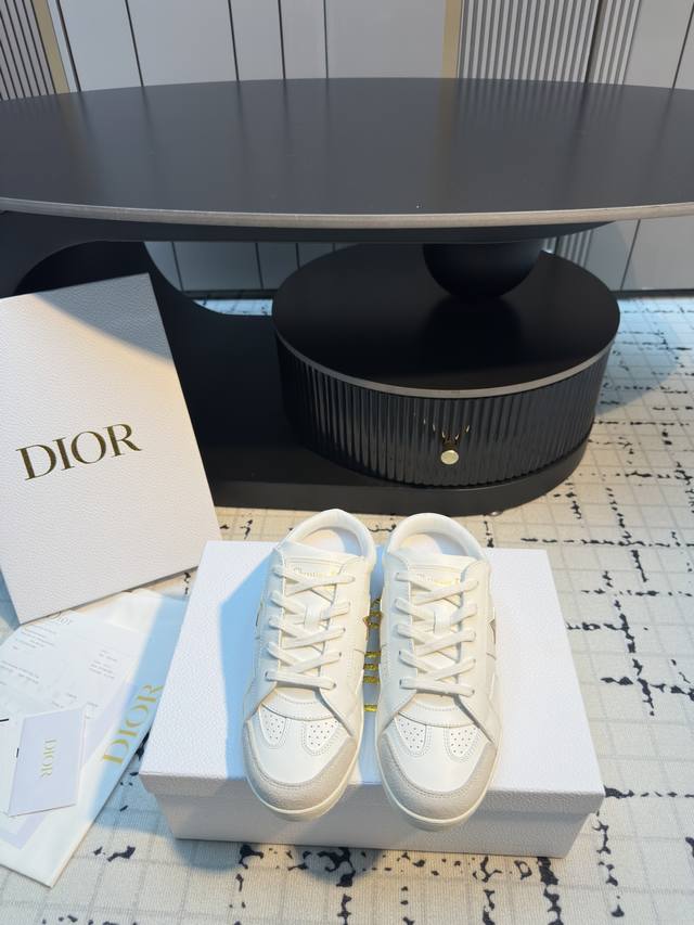 dior迪奥25春夏半拖小白鞋 采用白色光滑牛皮革精心制作，侧面饰以白色五角星 印花标志，鞋舌、鞋底和后侧饰以各种特色细节提升格调，而孔眼细节、缉面线和橡胶镶片