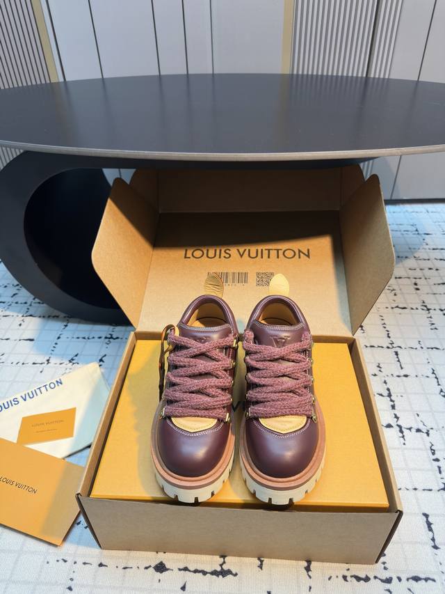 louis Vuiteeo* 路易威登系带 厚底乐福鞋 最新款情侣 男女款 德比鞋 这款松糕厚底系列今年非常爆，穿上**效果，和时尚的引领绝对的Yyds！ 小牛