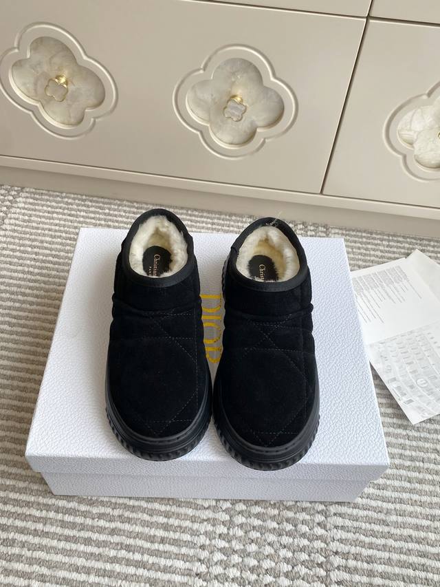 Dio 迪奥 D家新品羊毛雪地靴 短靴 顶级品质 这款 Dior Frost 及踝靴融入高订风格，全新演绎滑雪造型。藤格纹图案搭配同色调皮毛一体里料，抽绳设计可