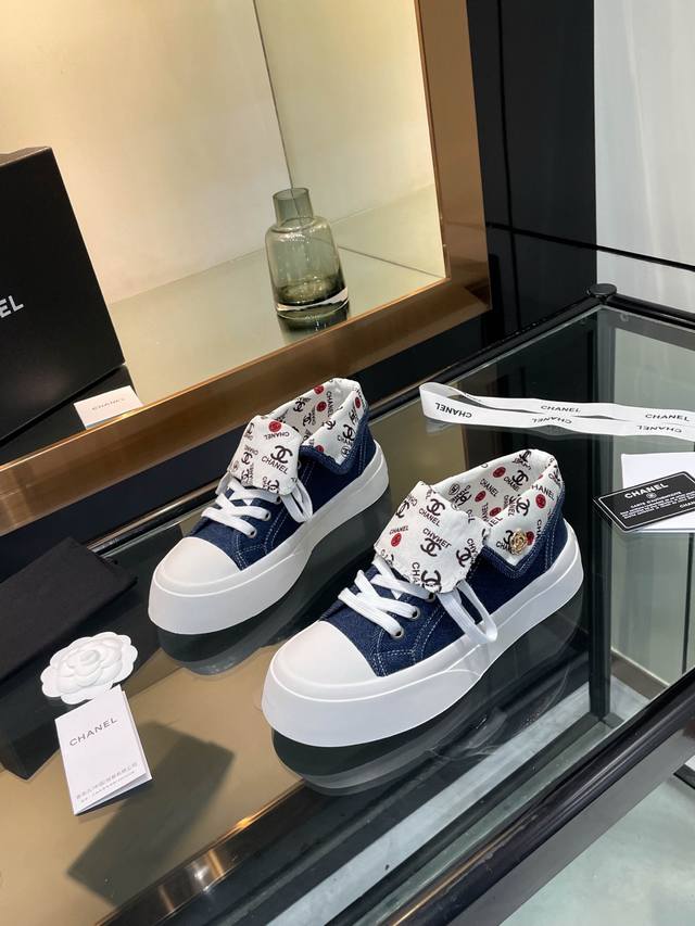 chanel* 小香2025Ss最新休闲鞋，目前超级流行的饼干鞋 网红明星小红书狂追热推 发售蠢萌可爱的造型带了点复古味！ 造型特殊，很有辨识度， 显瘦显腿长，