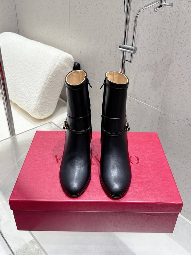 高版本 Valentino 华伦天奴2025Ss秋冬系列新款粗跟 高跟 裸靴 切尔西短靴 高靴 长靴 创新与经典巧妙的结合在一起，其经典带领着每年时尚，每一款靴