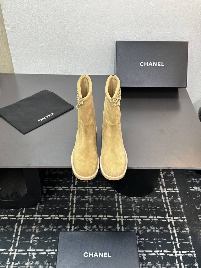 Chanel香奈儿小香25B秋冬新品四叶草双C 链条靴子短靴 标志性的双C元素与幸运的四叶草巧妙结合 链条的装饰为靴子增添了一份随性与不羁 在行走间 链条轻轻晃