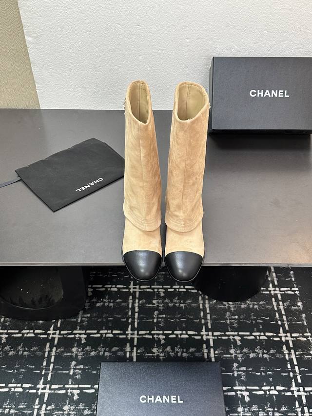 Chanel香奈儿小香25K秋冬拼色 粗跟裤管靴长靴 标志性的大链条设计，把经典玩出花！ 粗旷却不失精致的金属链条环绕靴筒 在硬朗与柔美间达到精妙平衡 碰撞出极