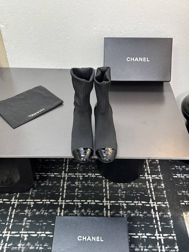 Chanel 香奈儿小香25Ss秋冬小香粗跟袜子靴 袜筒采用针织弹力毛线，上脚舒适显瘦！靴筒可下翻调节高度，搭配各种长短下装毫无违和感，可尽情实践关于美的各种搭
