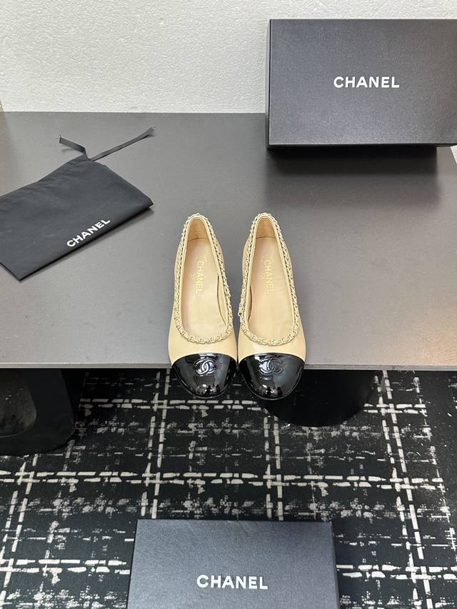 Chanel 小香25K新品链条双C粗跟单鞋 原版1:1复刻 经典中的经典 无论搭配裤装还是裙装都是完美 小圆头的设计很好的修饰脚型 小仙女们必备！ 鞋面采用进