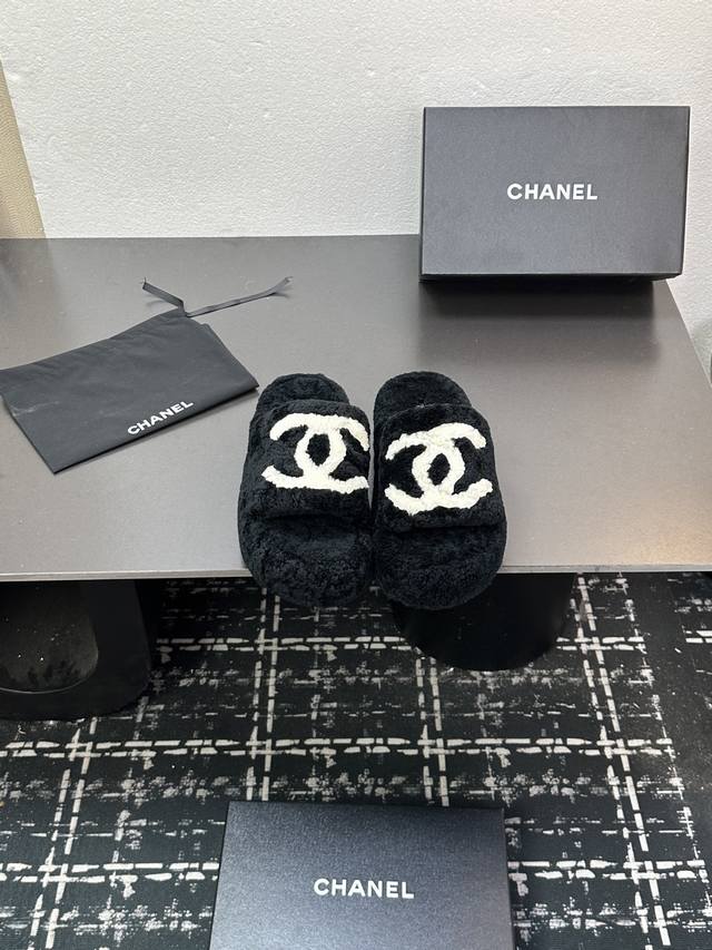 Chanel 25K新款毛毛拖鞋！ 这款毛拖真的是真太可爱了～ 柔软蓬松的毛毛，舒服暖脚 增高显腿长 秋冬搭配袜子休闲又慵懒 上脚真的好看又时髦 进口羊毛，手感