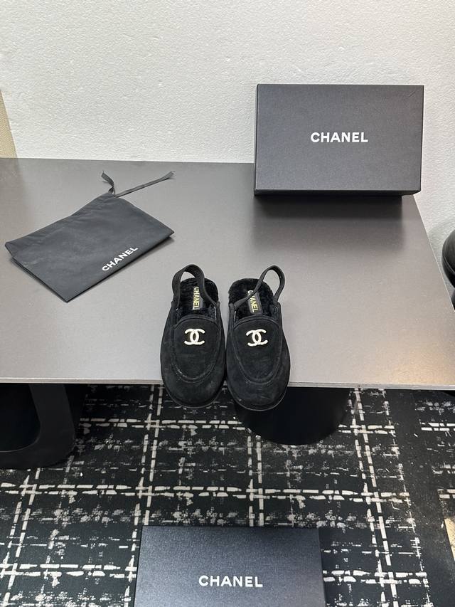 Chanel 香奈儿小香25秋冬新款羊皮里一脚蹬懒人后畔带松紧拖鞋，很舒服诶 美拉德棕色还是很适合秋冬的～ 鞋面磨砂牛皮 内里羊皮，真皮大底 Size:35-3