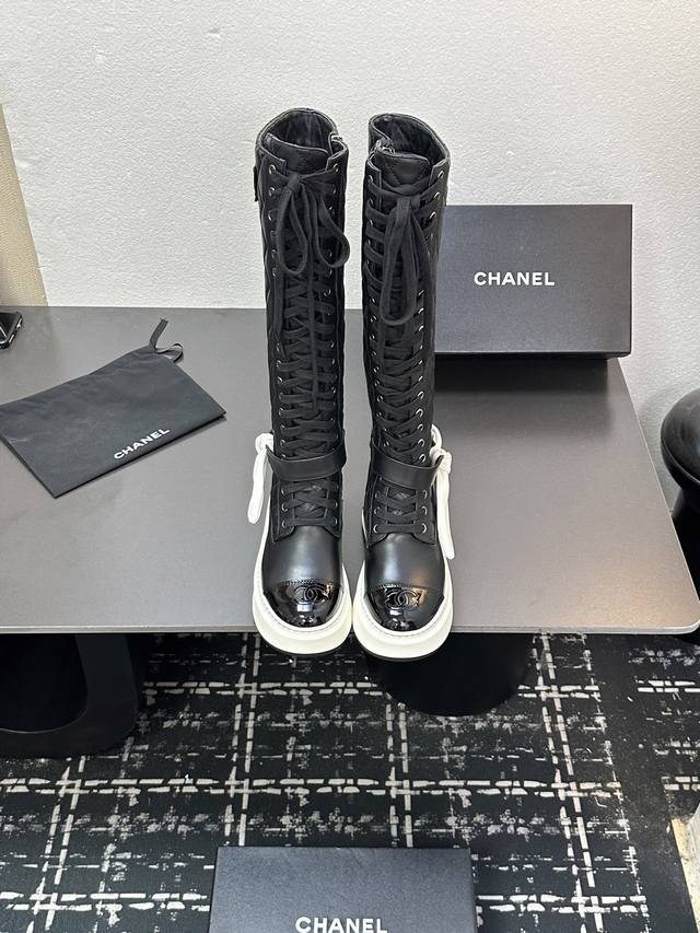 p Chanel 2025S秋冬系列厚底蝴蝶结兔耳朵高靴长靴短靴，高筒和矮简两款分别用进囗牛皮打造，外增高度5Cm超显腿长， 靴简沿用了香奈儿的经典菱格纹，加上
