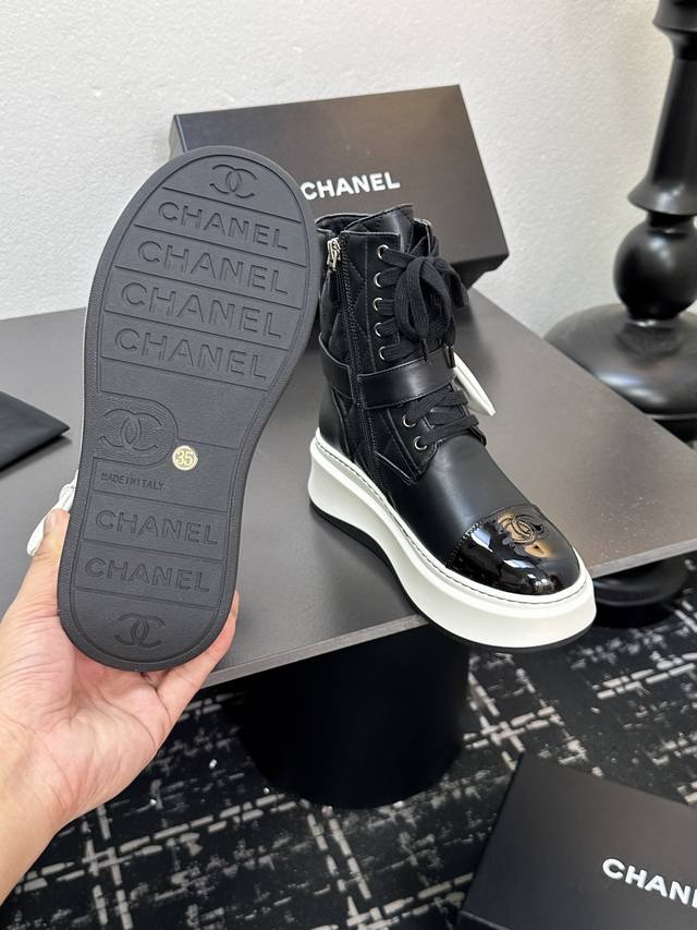 Chanel 2025S秋冬系列厚底蝴蝶结兔耳朵高靴长靴短靴，高筒和矮简两款分别用进囗牛皮打造，外增高度5Cm超显腿长， 靴简沿用了香奈儿的经典菱格纹，加上可打