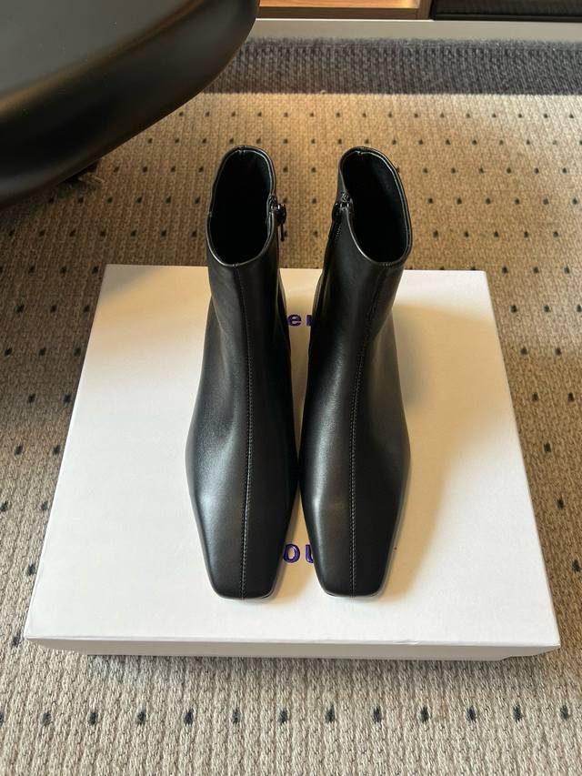proenz* Schouler 新款短靴 皮革选料讲究，触摸是柔软却有筋骨的质感，车线细密规整，连鞋跟弧度都经过反复调试，每处细节都在说“高级是种惯性”和时尚
