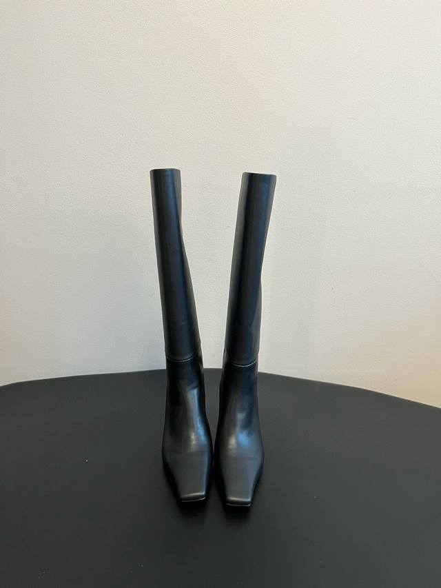 proenz* Schouler 新款黑色长靴 皮革选料讲究，触摸是柔软却有筋骨的质感，车线细密规整，连鞋跟弧度都经过反复调试，每处细节都在说“高级是种惯性”和