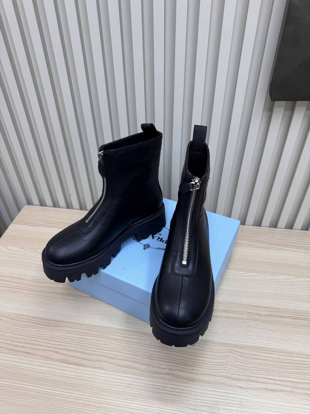 出厂 顶级版本 prada 普拉达情侣款马丁靴来了，穿着舒适高雅 专柜原版开模大底1:1复刻 采用 防滑耐磨 进口Tpu锡模抽真空大底 坦克成型厚底 面料：进口