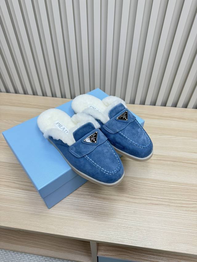 出厂 顶级版本 prada 普拉达 男女款 24秋冬新款羊毛里 乐福鞋 羊毛领口上下呼应设计！勾勒出普拉达品牌Logo 凸显高端大气 ！采用澳洲进口羊皮毛内里，