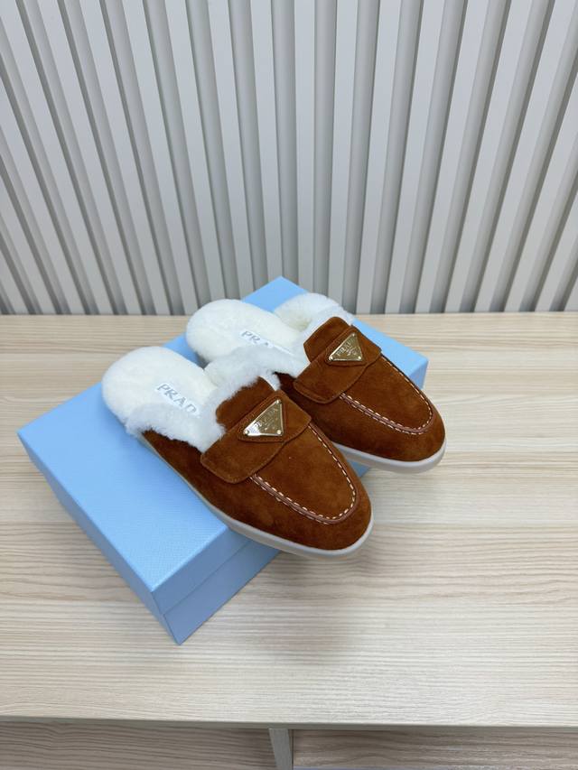 出厂 顶级版本 prada 普拉达 男女款 24秋冬新款羊毛里 半拖 羊毛领口上下呼应设计！勾勒出普拉达品牌Logo 凸显高端大气 ！采用澳洲进口羊皮毛内里，冬