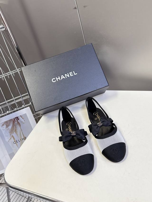 Chanel香奈儿25B春夏最新款蝴蝶结 玛丽珍鞋 超多网红时尚博主种草 高级感舒适，配女神们的半身裙 不规则的小圆头 时尚女人味十足 晚宴系列专属平跟鞋贯穿整