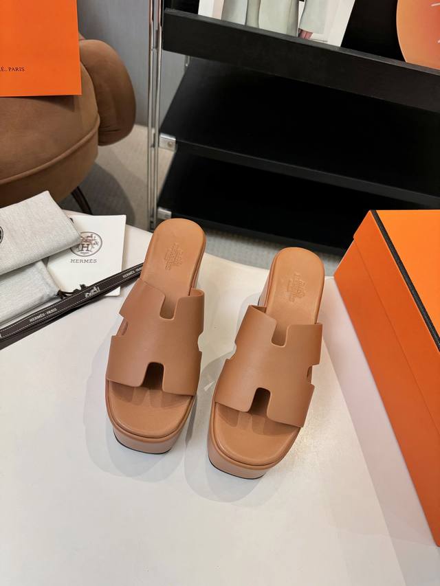 HermèS 爱马仕经典防水台H 坡跟厚底拖鞋 极约复古的设计 浓厚的异域风情 时髦感十足、随便上脚都很有腔调 简简单单的款式随便搭配一下高级感就很棒 百搭的颜