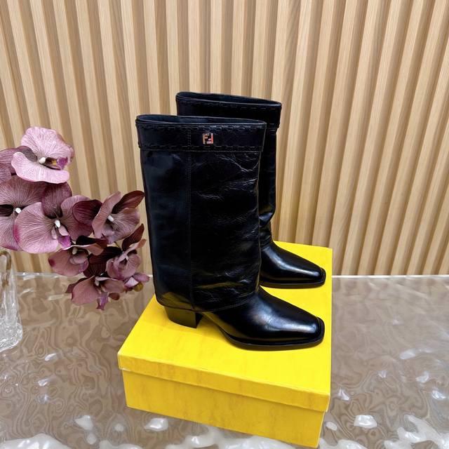 代购级短靴680 中靴810 高靴 25Ss Fendi 木纹粗跟裤筒靴 方头靴Fendi 认清包装高配版本，低端勿比。 芬迪.25冬季走秀主推系列，新品上线，