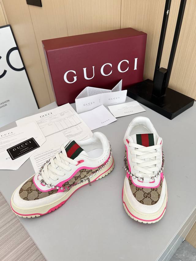 女款 带链子 Gucci低邦休闲运动鞋，顶级版本！油边工艺一比一复刻。早春新款，打造属于完美的风格炸街款又酷又飒 C位时髦穿搭 带复古加未来感经典鞋型，呈现出精