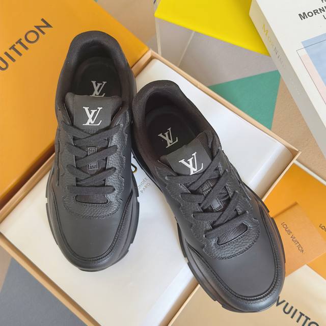 Lv 路易威登 L家驴牌 最新Classic系列 厚底 休闲 运动鞋 配送专柜精美包装 面料：原版定制进口头层牛皮 内里：原版进口透气网里 鞋底：原版开模橡胶发