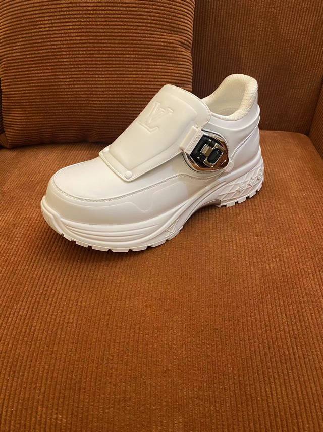 Lv Discovery Lace Up 运动鞋 厚底 老爹鞋 品牌元素点缀鞋面和轻质橡胶外底 ，原版进口牛皮面+科技网面 原版定制透气网里 原版开模超轻橡胶材