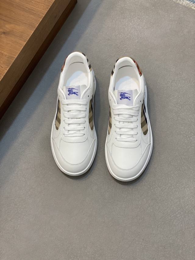 巴宝莉新款战马格纹休闲运动鞋全新露台休闲运动鞋 巴宝莉 Burberry 经典原素 超舒服的鞋子 骑士蓝色防滑鞋底 终于看到了最新的斜式格纹运动鞋颜色真的好好看