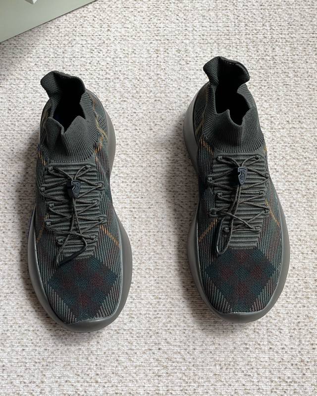 战马系列巴宝莉Burberry 新款男士针织休闲运动鞋 Burberry的经典纱线激发了这款运动鞋的精致与运动品味。杂色针织品鞋面极致轻盈且富有弹性，鞋子两侧显