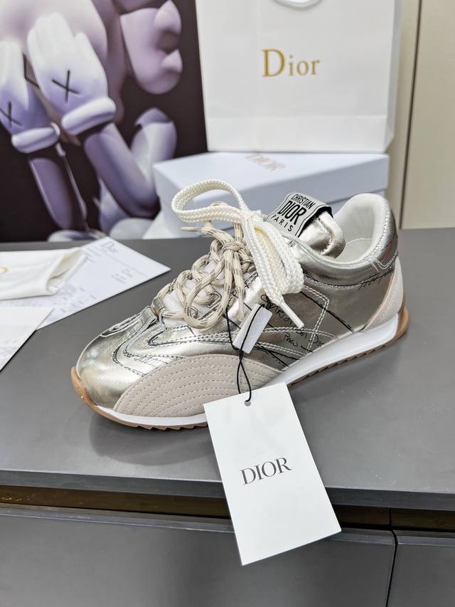 金色 款 D-Sketch运动鞋是二零二五春夏成衣系列新品，彰显经典的复古美学。采用金色调褶皱羊皮革和金色调叠层牛皮革等材质精心制作，，搭配米色绒面牛皮革镶片和