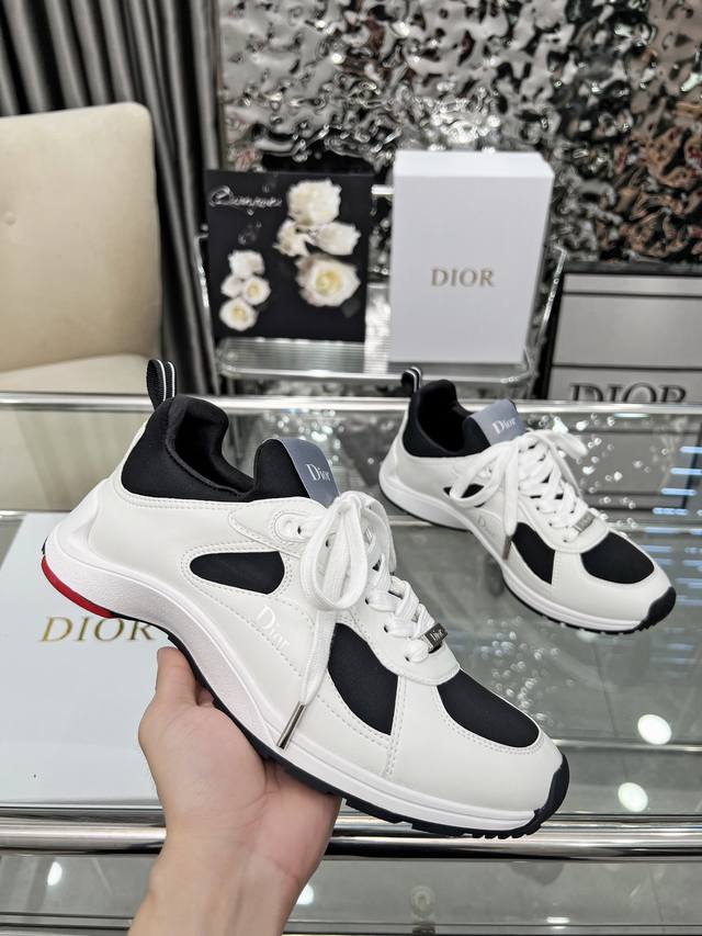 Dior迪家，秀场最新Star系列 ，这款 Dior Star 老爹运动鞋是二零二五秋季新品，以时髦复古风格丰富经典系列。精心制作，可全年与休闲造型搭配顺应复古