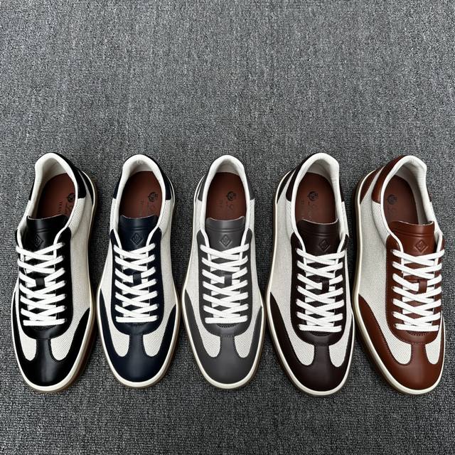 Loro piana 诺悠翩雅 这款新款灰织面革网球鞋采用超低帮设计，适合全年穿着，并具有防水性能。包边鞋底营造轻松迷人的色彩组合，将功能性与低调个性风格和谐融