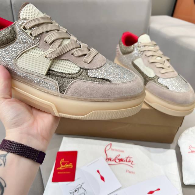 钻面。 王俊凯 杨幂 许凯 张婧仪 丁程鑫 陈牧驰 王子异 同款Christian Louboutin路铂廷 新品 钻面 Astroloubi 男同款厚底运动鞋