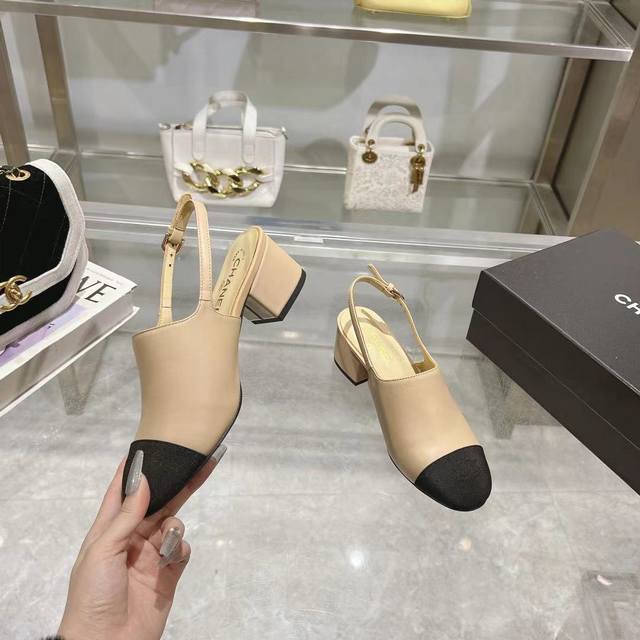 小香 春夏新品 专柜新款凉鞋电绣永不褪去的经典元素 展现与众不同的穿搭风格美到无话可说 夏季必入款 鞋面：进口羊皮 内里：混种羊皮 跟高：5Cm 大底：意大利真