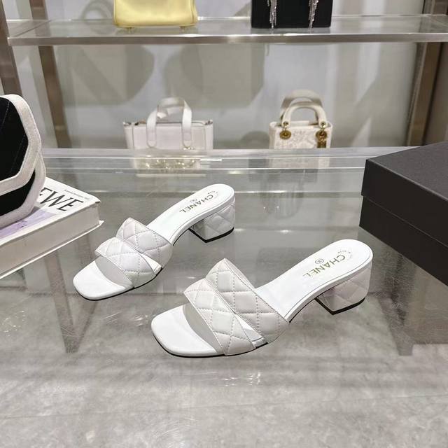 小香 春夏新品 专柜新款凉鞋电绣凌格永不褪去的经典元素 展现与众不同的穿搭风格美到无话可说 夏季必入款 鞋面：进口羊皮 针织面料 内里：混种羊皮 跟高：5Cm