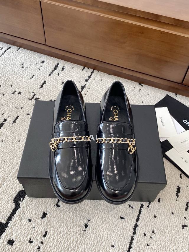 Chanel｜香奈儿小香25C早春新品 链条扣低跟乐福鞋 满满的复古风 秀气的鞋型 看着就很讨喜 圆中带点尖的鞋头 衬托脚也变得瘦瘦的 显得修长 经典链条双C扣