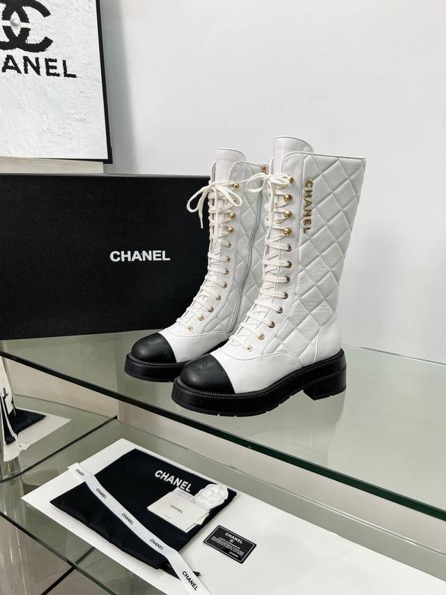 2025Chanel 终于拥有这双香奈儿菱格靴啦 经典菱格纹配上黑白配色，时髦又高级，厚底走路也超稳～ 穿上秒变时尚酷盖，香奶奶的魅力谁懂啊，逛街被问爆链接，开