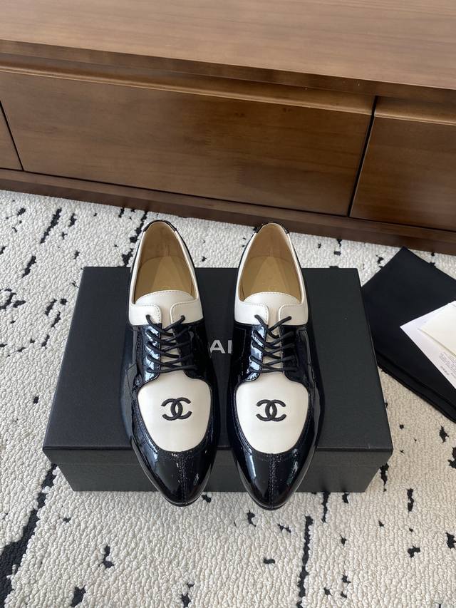 Chanel｜香奈儿小香25C秋冬新品 尖头平底深口鞋 满满的复古风 秀气的鞋型 看着就很讨喜 带点尖的鞋头 衬托脚也变得瘦瘦的 显得修长 经典双C电诱搭配设计