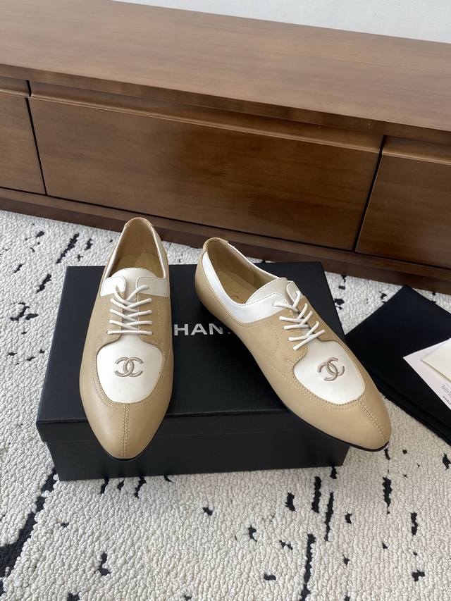 Chanel｜香奈儿小香25C秋冬新品 尖头平底深口鞋 满满的复古风 秀气的鞋型 看着就很讨喜 带点尖的鞋头 衬托脚也变得瘦瘦的 显得修长 经典双C电诱搭配设计