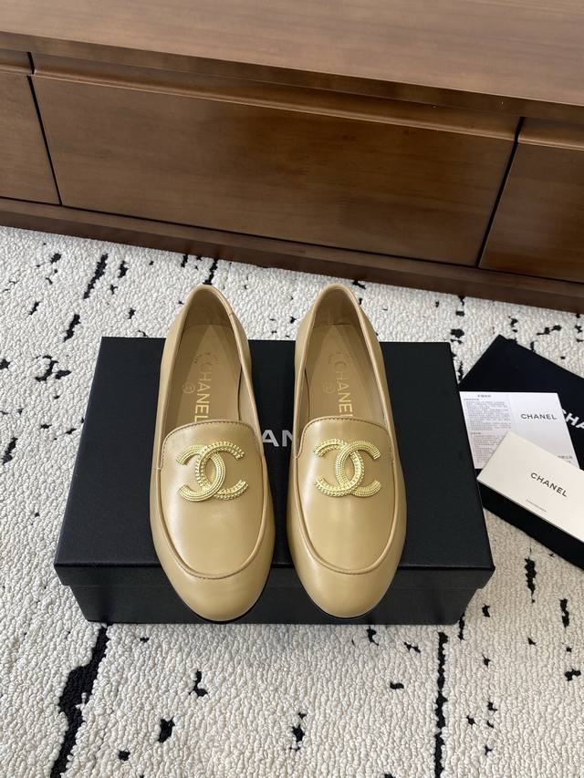 高板本 Chanel｜香奈儿小香25C秋冬新品 低跟圆尖头平底单鞋 满满的复古风 秀气的鞋型 看着就很讨喜 带点尖的鞋头 衬托脚也变得瘦瘦的 显得修长 经典大大