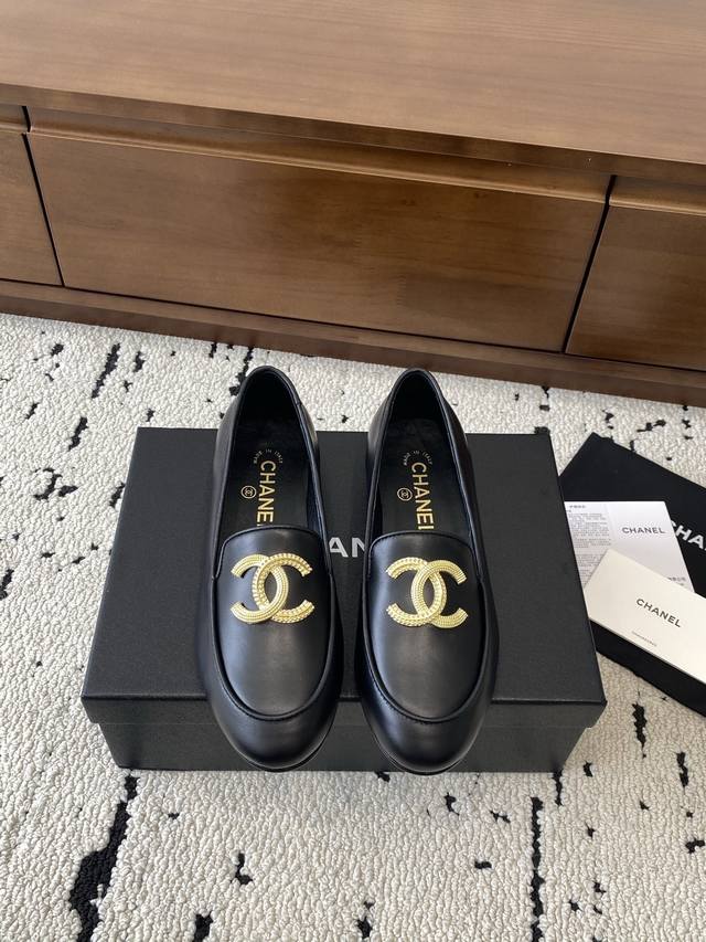 高板本 Chanel｜香奈儿小香25C秋冬新品 低跟圆尖头平底单鞋 满满的复古风 秀气的鞋型 看着就很讨喜 带点尖的鞋头 衬托脚也变得瘦瘦的 显得修长 经典大大