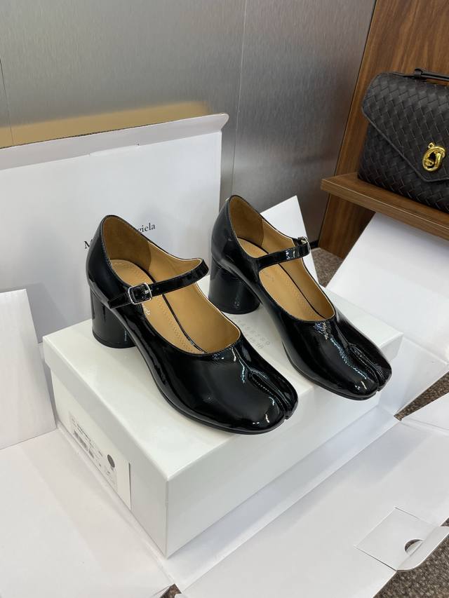 工厂p价p 莞产 代购级 官网同步盒包装 Da Maison Margiela 马吉拉 2025秋冬新款高跟玛丽珍芭蕾舞女鞋 Mm6粗跟皮带扣分趾单鞋 材质：鞋