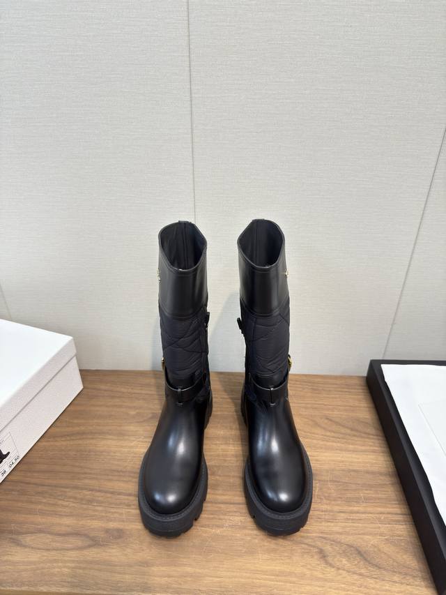 顶级Dior 25 早春秋冬新款切尔西靴子 Dior 迪奥 Cd 24 秋冬最新高定海报款电绣拼色字母Logo圆头中筒女靴 明星同款低跟一脚蹬骑士军靴 原版开发