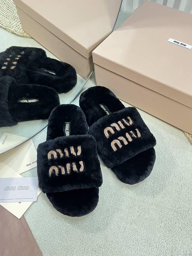 Miumiu顶级版本 秋冬潮品毛毛拖 ！1：1开模秒杀市场一切版本 欧美名媛 明星 网红Girl 大爱款 ，冰岛进口羊毛 单色羊毛蓬松柔软 亲肤柔软冬季必备款